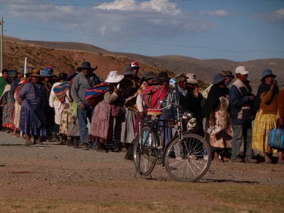 Fila de trabalhadores nas ruínas de Tiahuanaco, na Bolívia. Hora de bater ponto